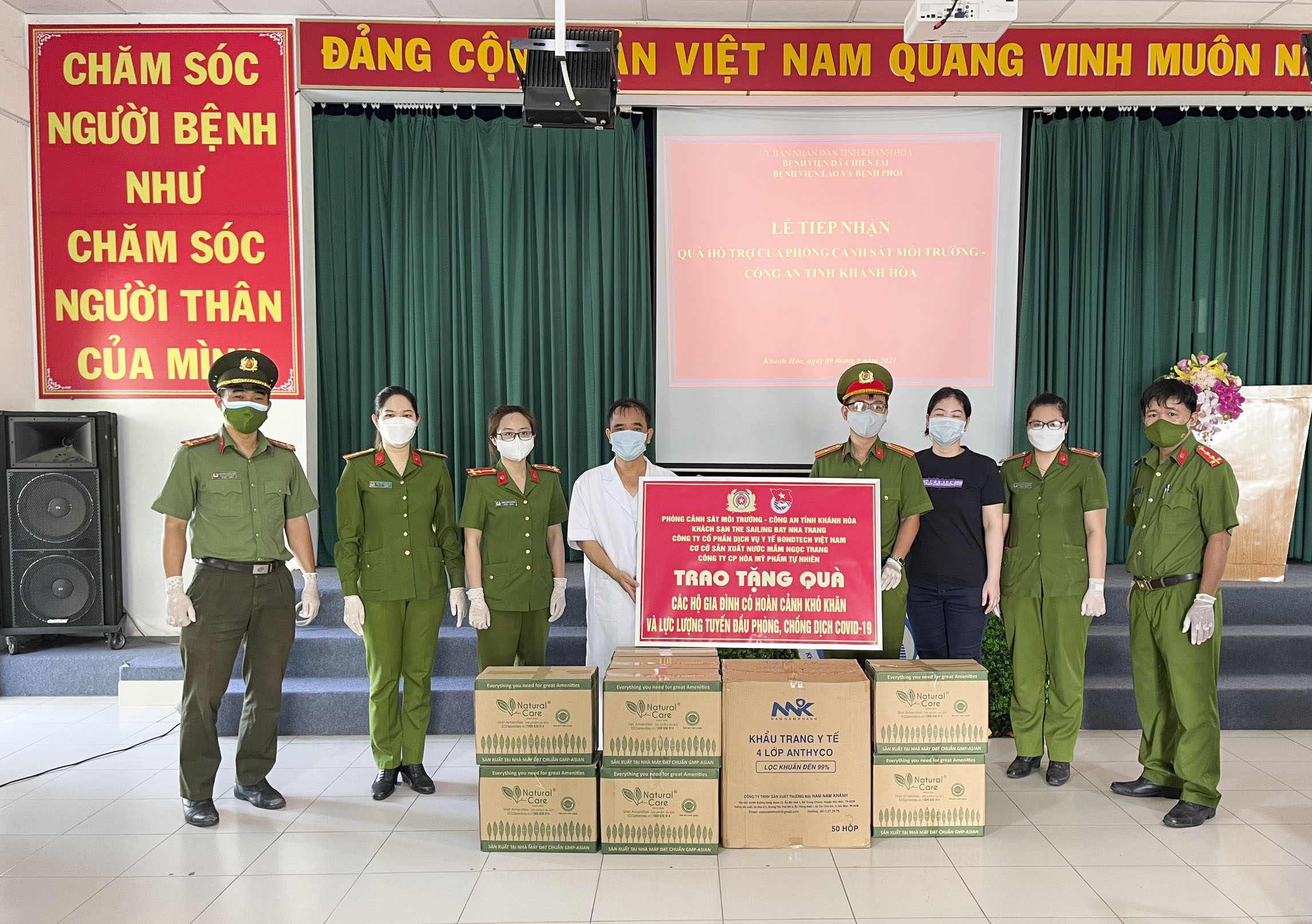 Trao 100 phần quà cho người dân phường Vĩnh Thọ